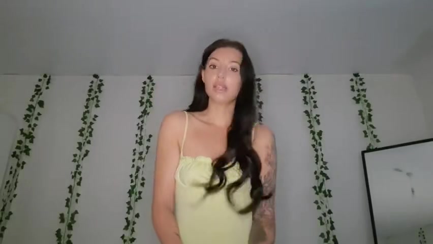 Tattooed temptress- Mommy can be your gf